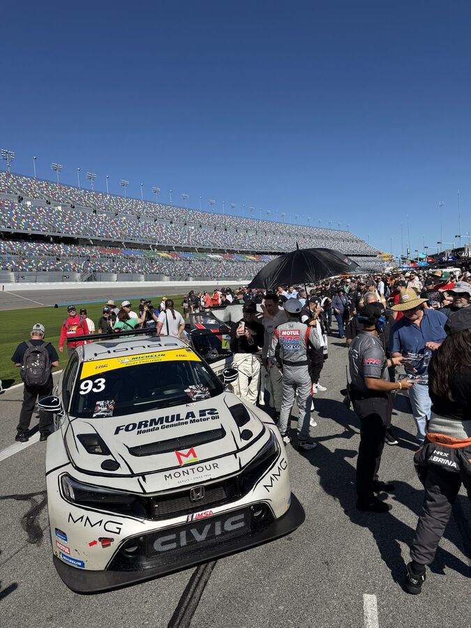 Honda Civic TCR on a packed starting grid before the race